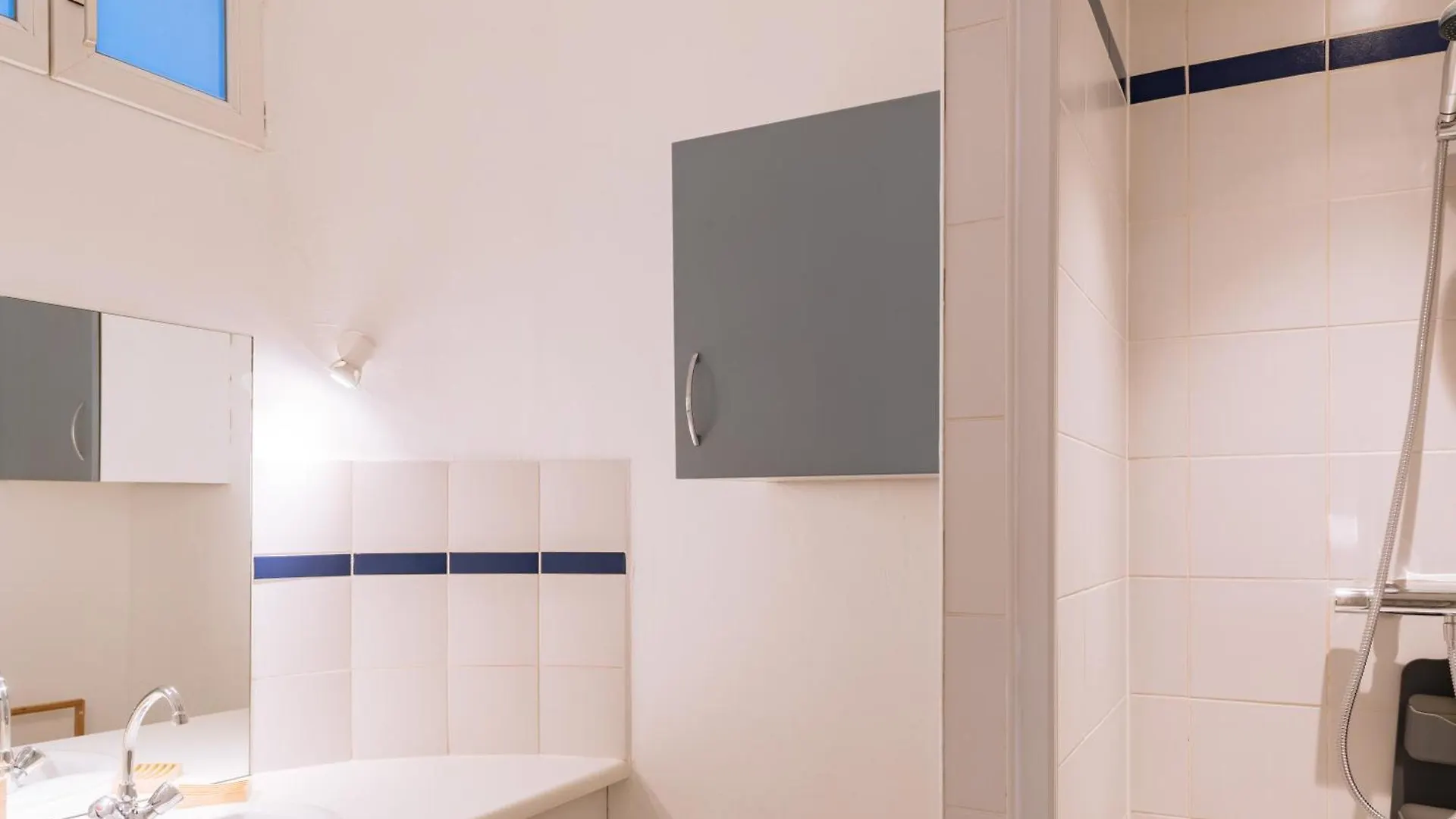Contemporary 1bd Saint Lazare!
